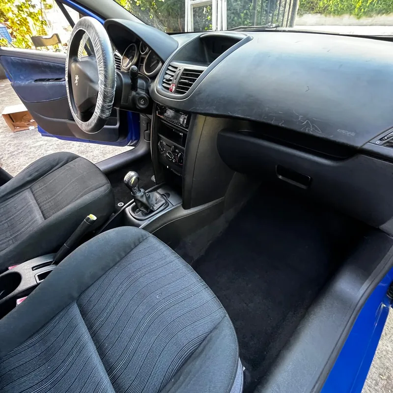 Peugeot 207 après nettoyage par Nadifa Propreté : sièges, moquettes et plastiques nets
