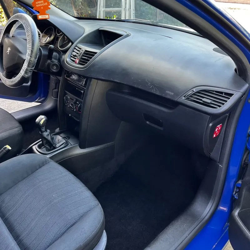 Intérieur d'une Peugeot 207 après nettoyage par Nadifa Propreté : tableau de bord, siège et moquette