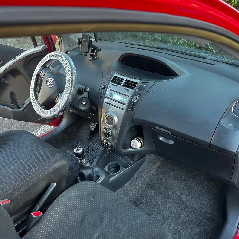Toyota Yaris après nettoyage par Nadifa Propreté : console, plastiques et moquettes propres